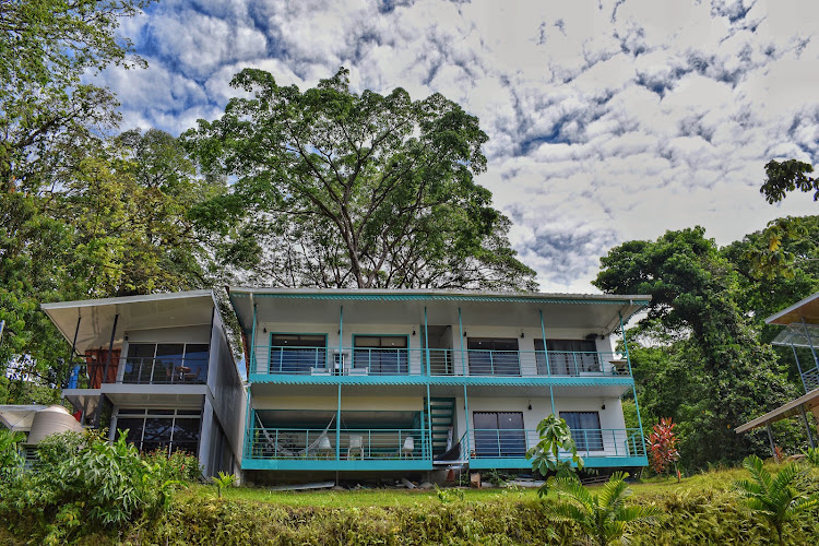 Ocean's Breeze Apartment and Rooms