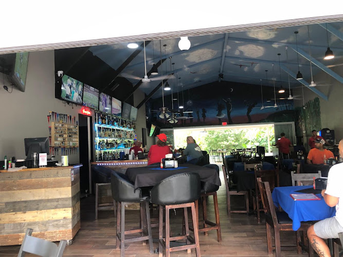 CR Macaws Bar & Restaurant