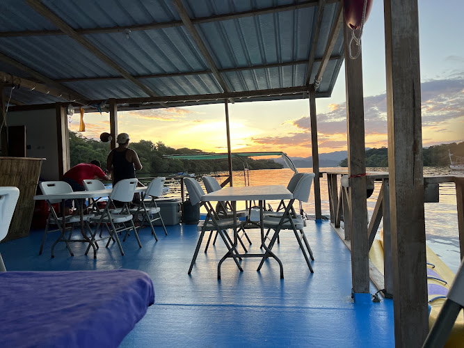Restaurante Flotante - Brisas de la Bahia, Maricultura y Turismo.